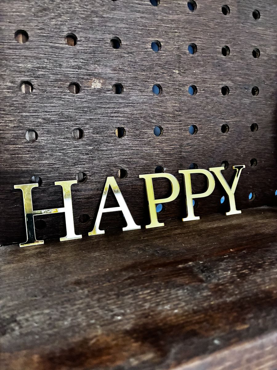 ゴールドミラーアクリルを文字の形に切り抜いた「HAPPY」