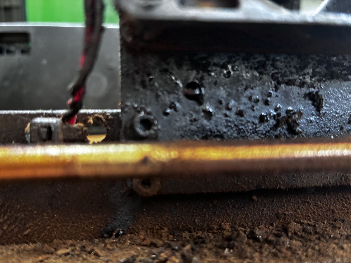 レーザー加工機にたまったヤニ・すす汚れ
