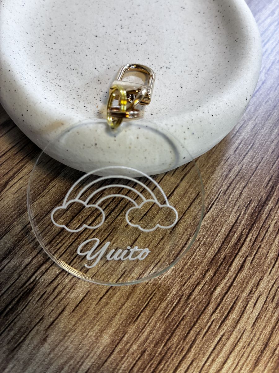 完成したアクリルキーホルダー。金具がついて、すぐ使える状態