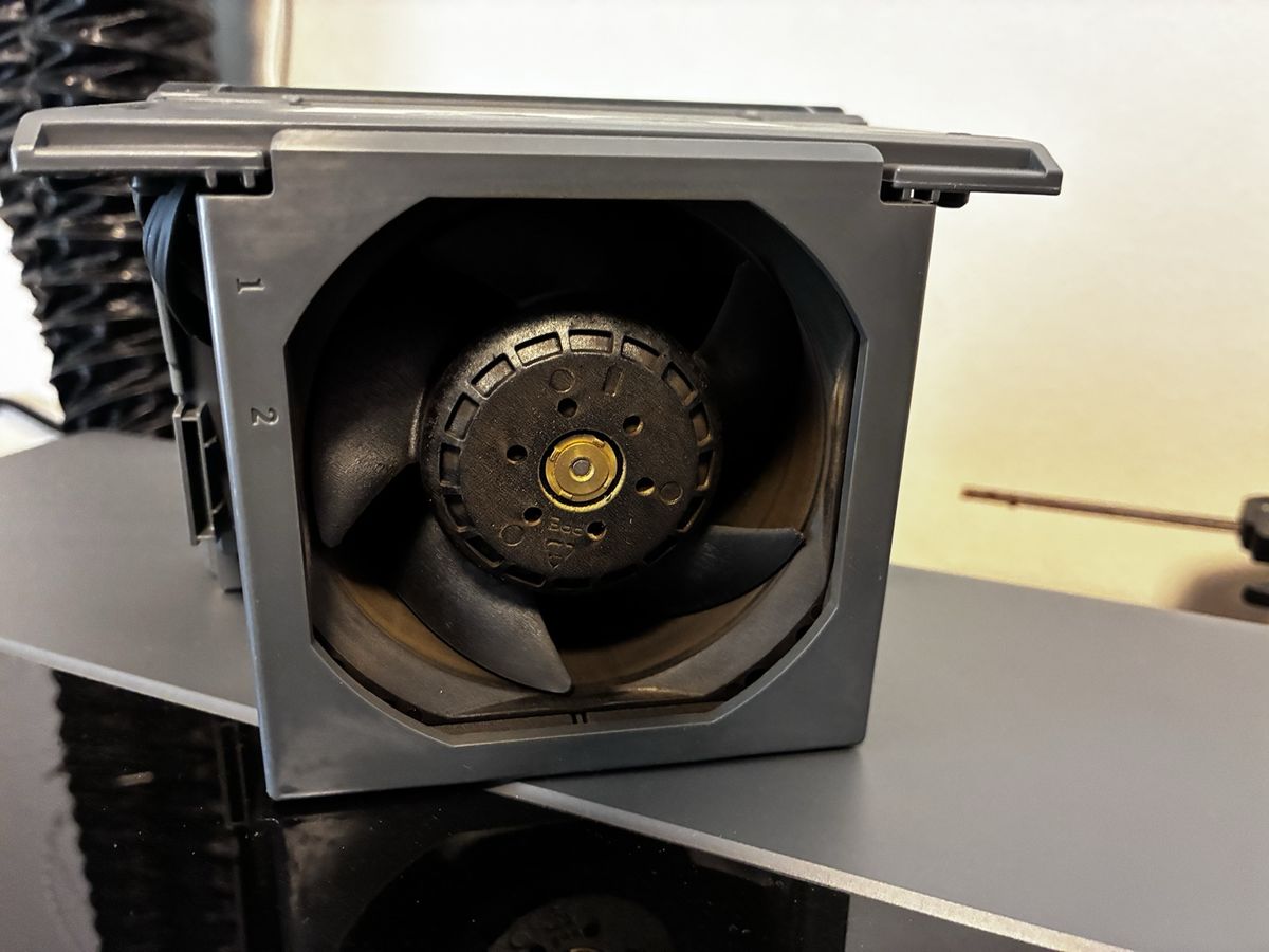P2Sから取り外した背面ファン。ユニットごと本体から抜き出せる構造