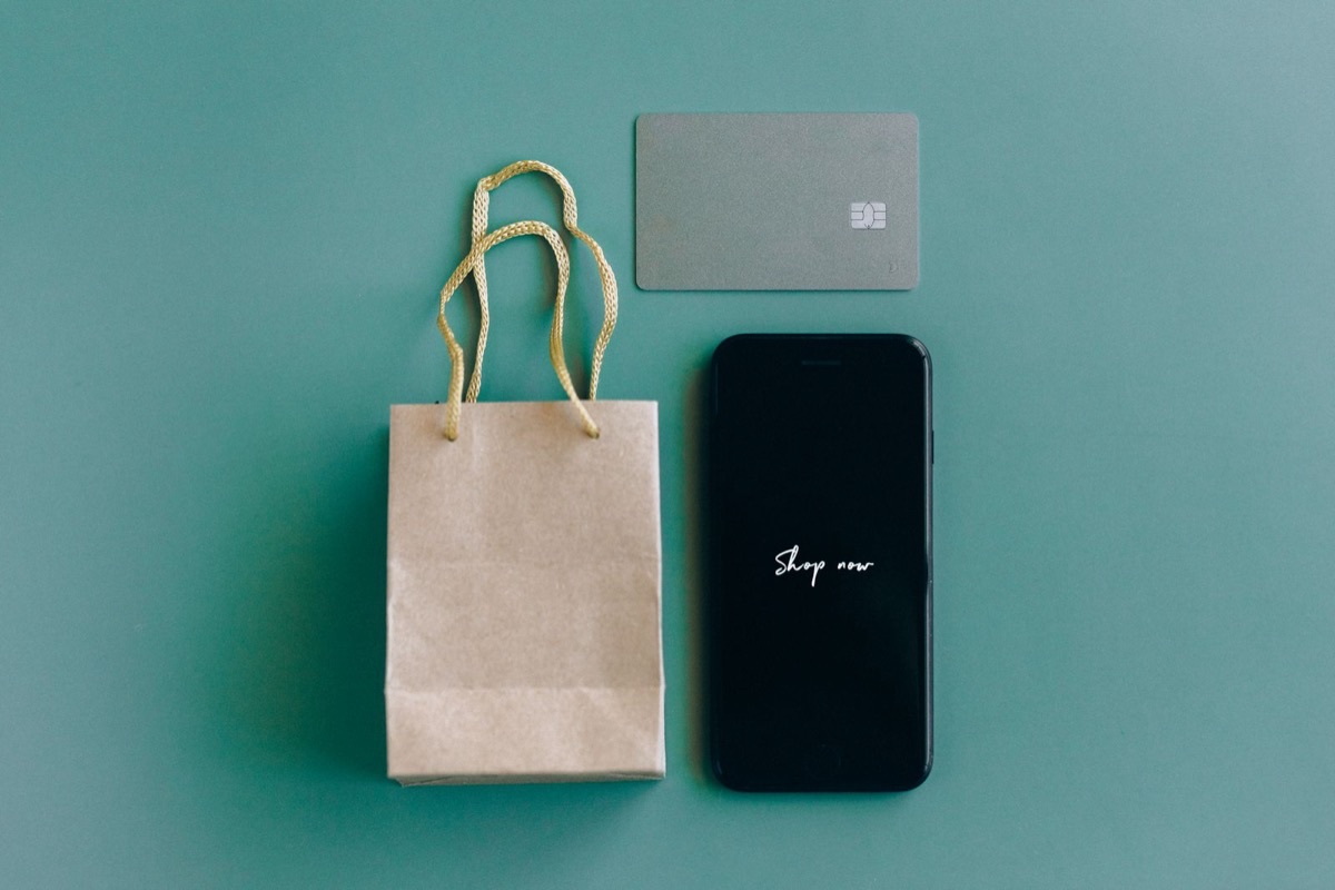 スマホでハンドメイドを探すお客さんのイメージ