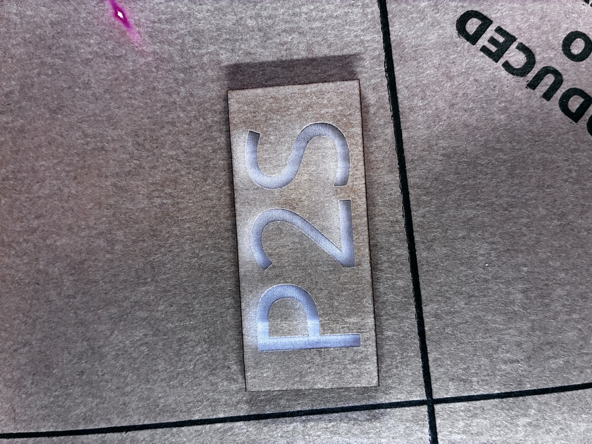 切り抜いて彫刻した透明アクリル。「P2S」の文字が白くくっきり出て、切断面もきれい