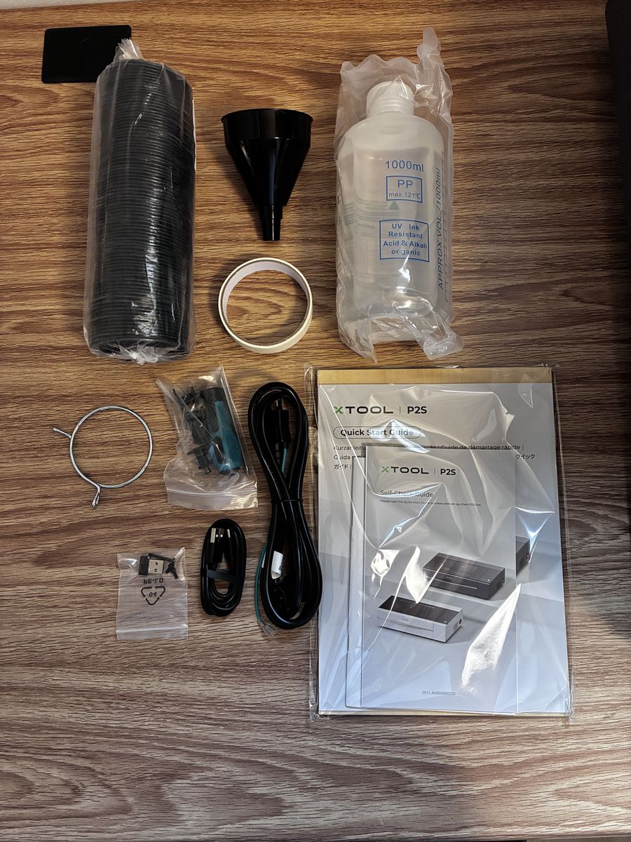 付属品一式。冷却用のボトルや排気ダクトなど